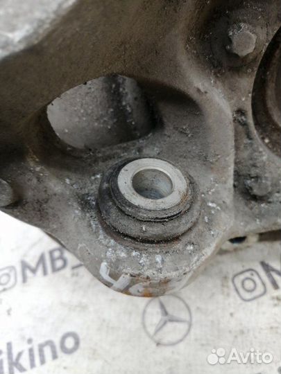 Кулак задний правый Mercdes E-Class W212