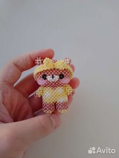 Мишка с повязкой из бисера