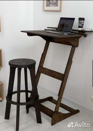 Компьютерный стол живи стоя.Высокий стол