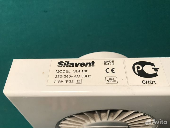 Вентиляционные решётки и вентилятор на вытяжку