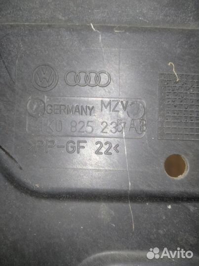 Защита (пыльник) двигателя Skoda Yeti 1K0825235AB