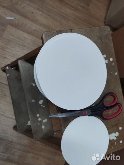 Цветные картонные круги и коробки