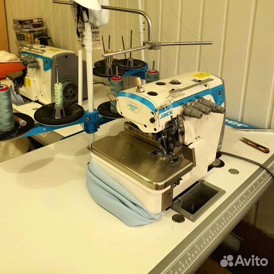 Оверлок промышленный jack e4 + стол в комплекте