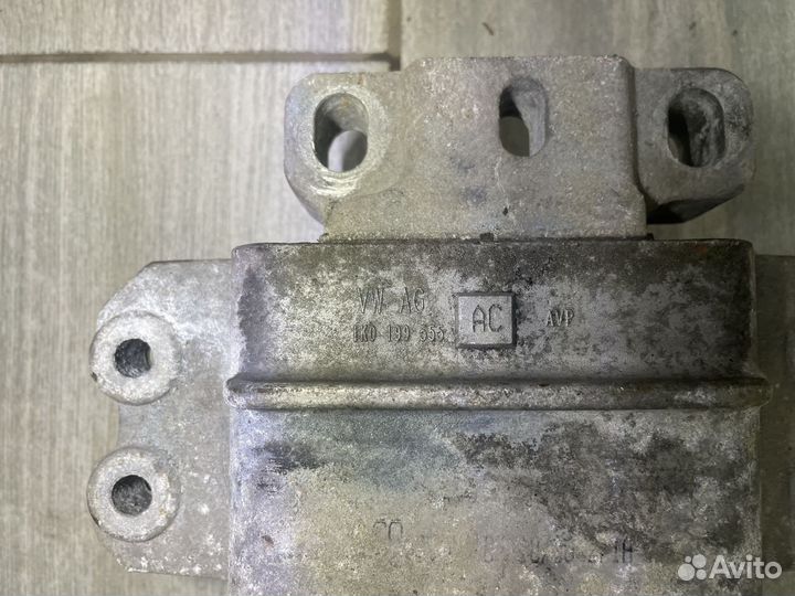 Опора двигателя левая Фольксваген гольф Пассат Б6