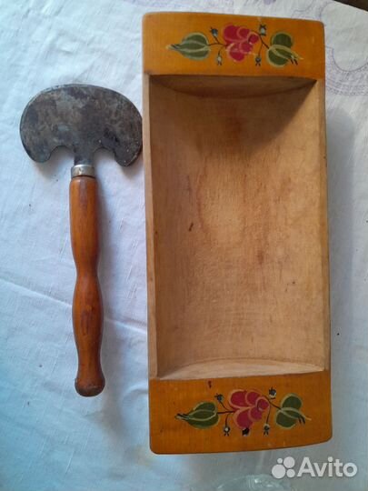 Деревянное корытце и сечка для капусты