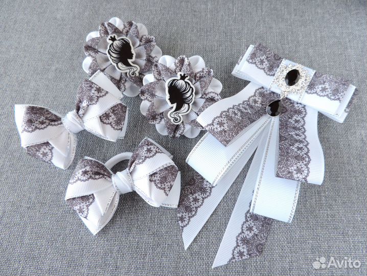 Школьные комплекты: банты и галстук-брошь разные
