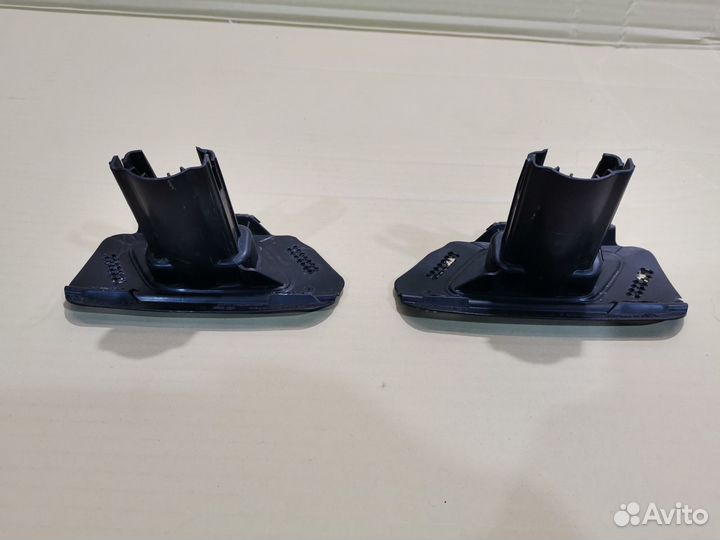 Кронштейн форсунки омывателя правый Skoda Superb