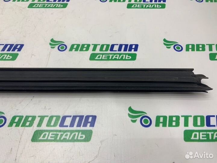 Уплотнитель двери стекла передний левый Mazda Cx-9