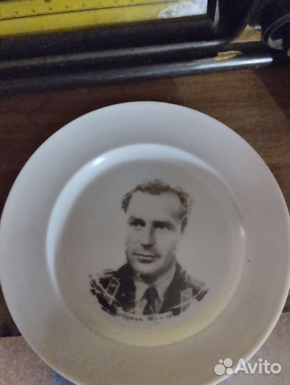 Тарелка декоративная с изображением космонавта Тит