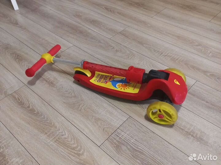 Детский самокат светящийся и музыкальный