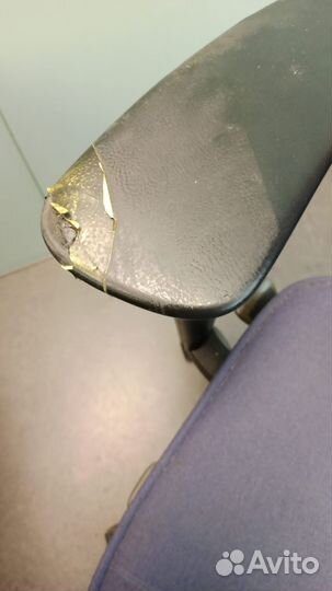 Кресло офисное синее с подголовником