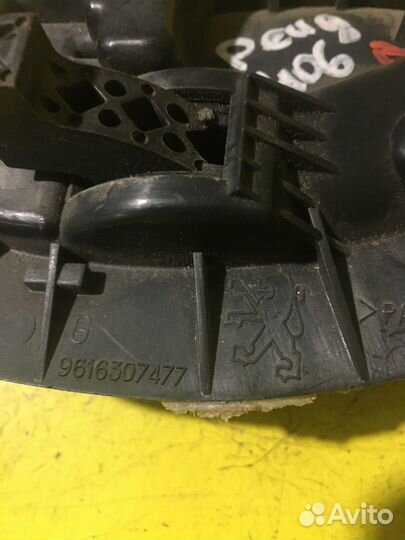 Ручка двери внутренняя правая Пежо Peugeot 406