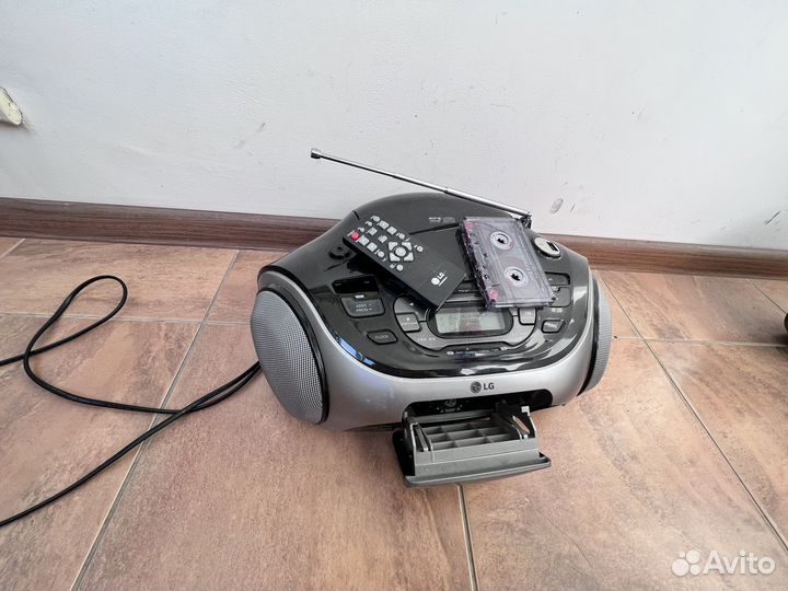 Магнитола LG с CD может проигрывать и кассеты