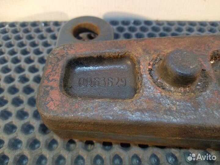 Кронштейн переднего амортизатора правый