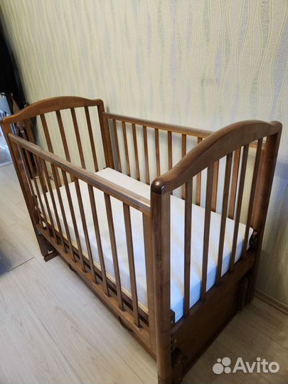 Детская кроватка с продольным маятником