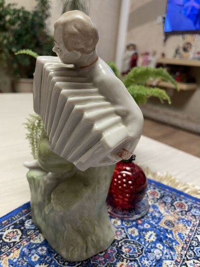 Фарфоровая статуэтка СССР. Гармонист