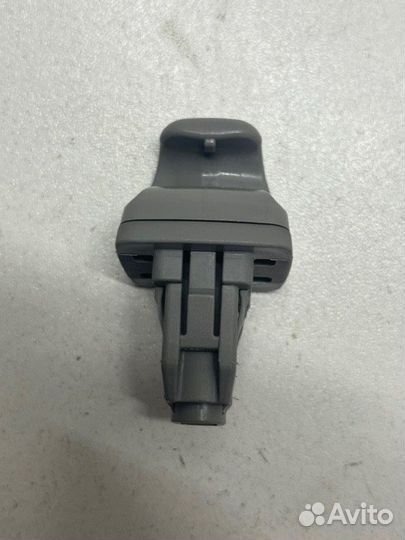 Крючок солнцезащитного козырка передний Toyota