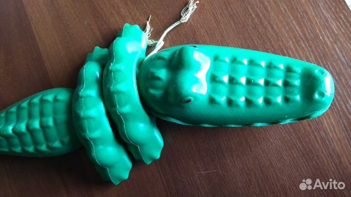 Большой зеленый крокодил на запчасти