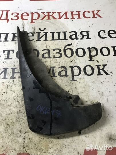 Брызговик передний левый Nissan Pathfinder