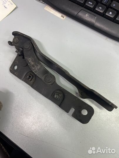 Петля капота правая Genesis G80