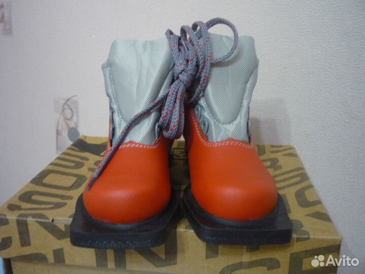 Лыжные ботинки р.31 б/у и р.32 новые,защита ролико