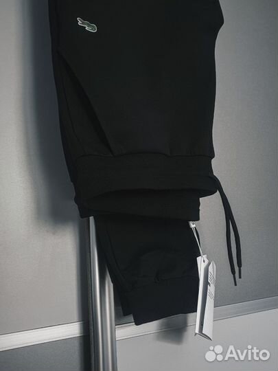 Простота и стиль: комплект Lacoste для вас