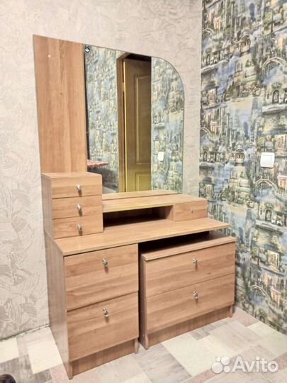 Дамский столик с зеркалом