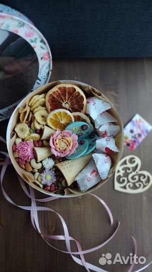 Набор: орехи, фруктовые чипсы, конфеты Рафаэлло