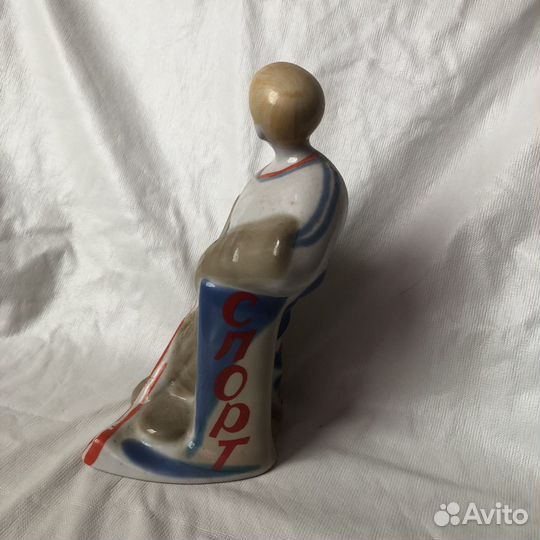 Статуэтка фарфор