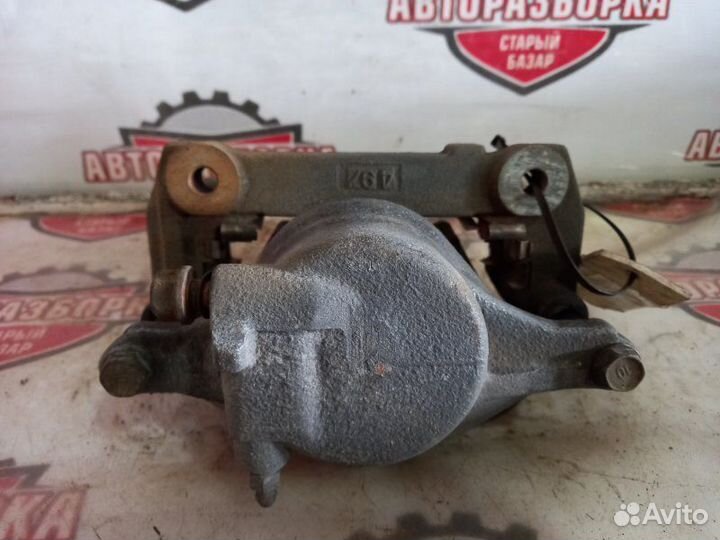 Суппорт тормозной передний левый Toyota Hiace