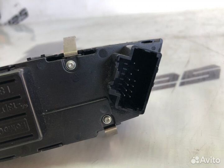 Блок управления люком Ford Focus D4204T 2012