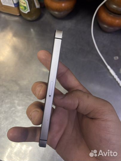 iPhone SE, 32 ГБ