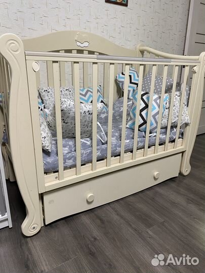 Детская кроватка с маятником и ящиком