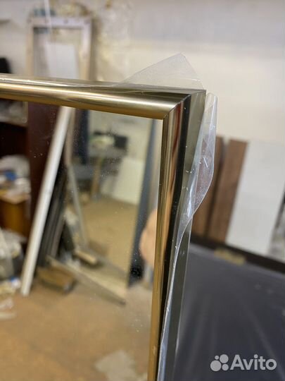 Зеркало в золотистой алюминиевой раме