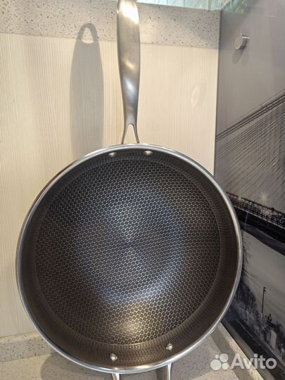 Сковорода Вок,с антипригарным покрытием,новая