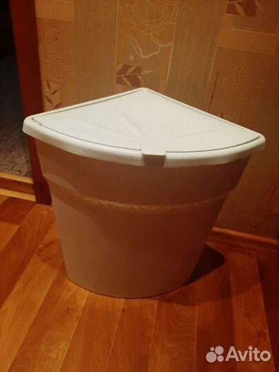 Контейнер пластиковый-угловой для белья