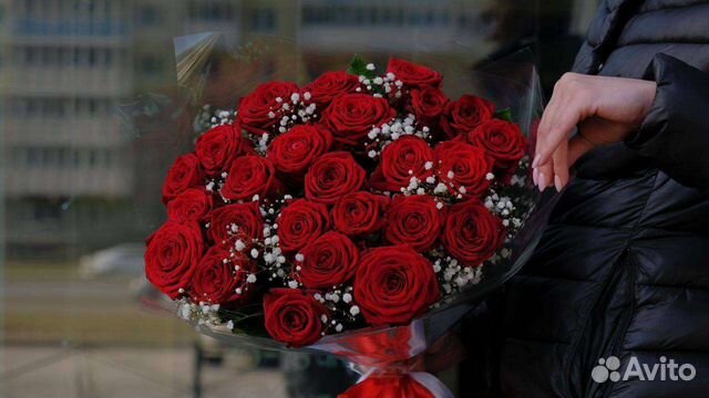 Розы с гипсофилой Букет из 25 роз Розы с доставкой