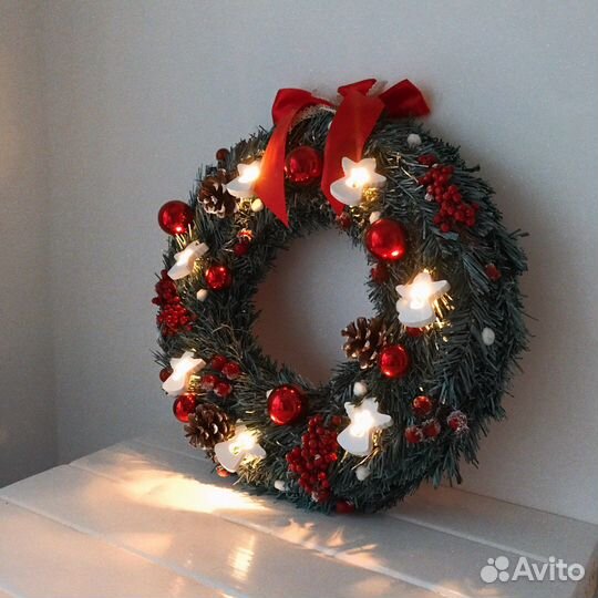 Рождественский венок с гирляндой