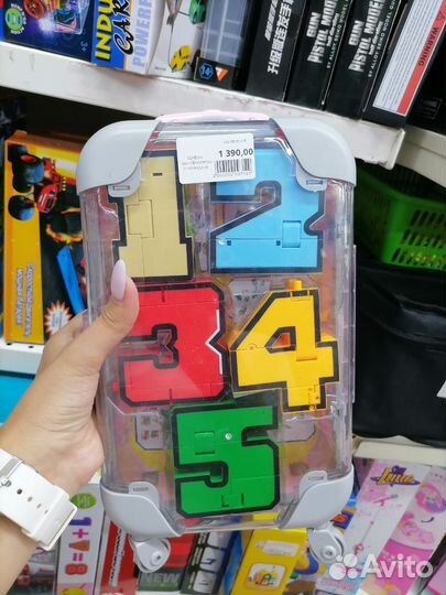 Цифры трансформеры в чемодане