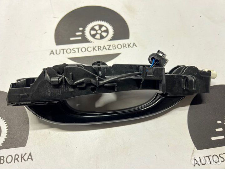 Ручка двери с безключевым доступом передняя левая