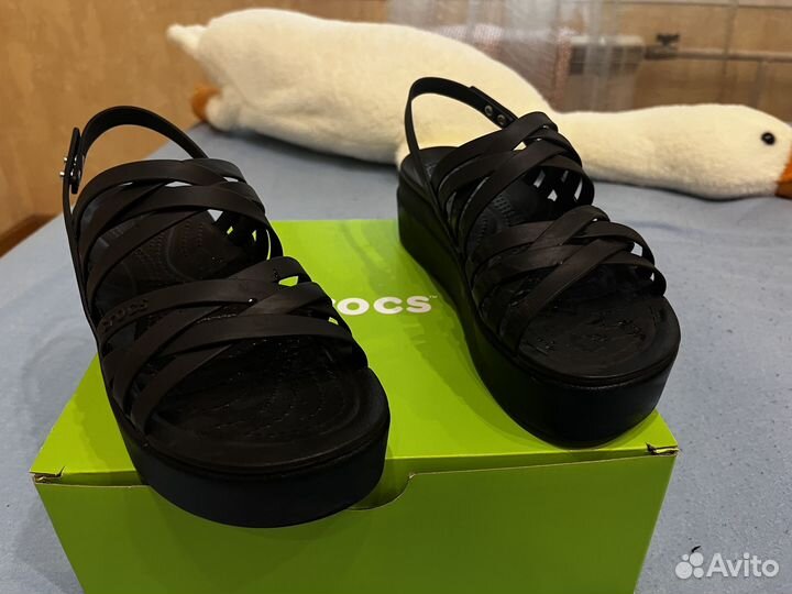 Сандалии Crocs Brooklyn Strappy Low Wdg W