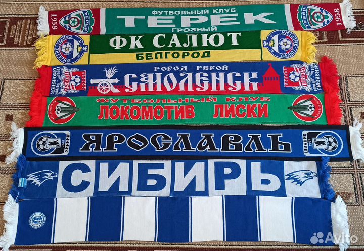 Коллекция футбольных шарфов