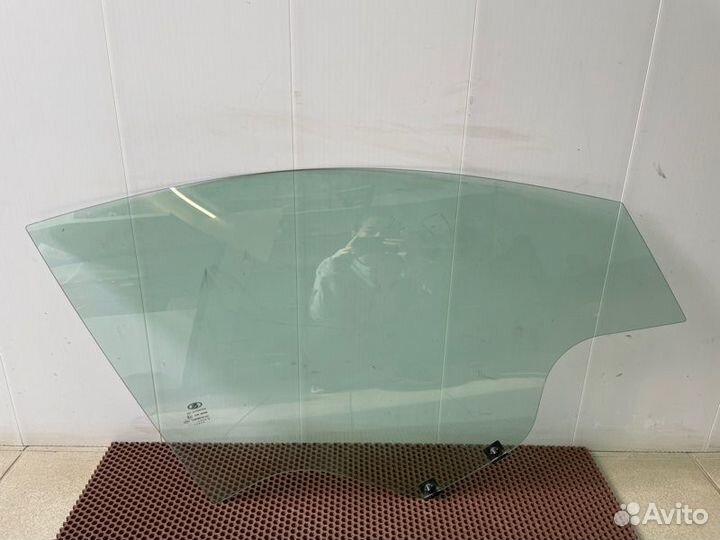 Стекло двери переднее правое LADA X-Ray