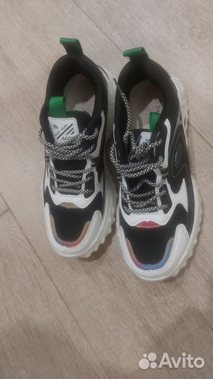 Кроссовки женские