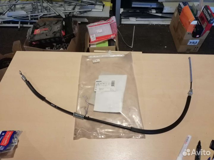 Трос стояночного тормоза правый transit 2000)