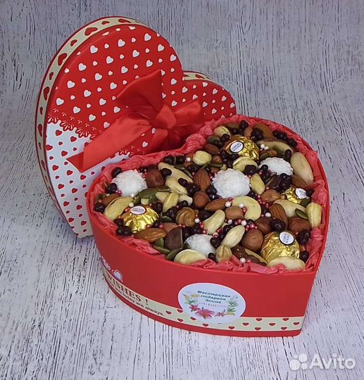 Подарок девушке. Сладкий подарок, набор орехов