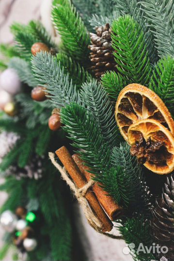 Новогодний венок на дверь с оберегом Деда Мороза