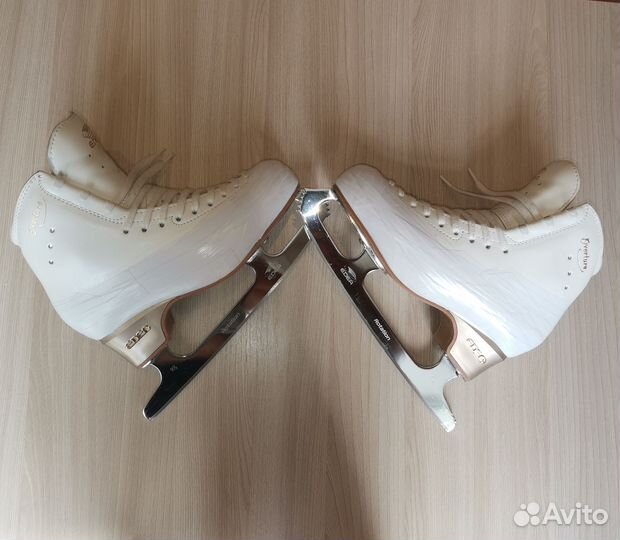 Фигурные коньки edea 245