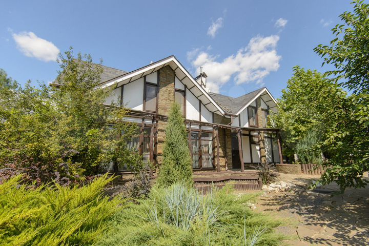 Дом 305 м² на участке 3 га