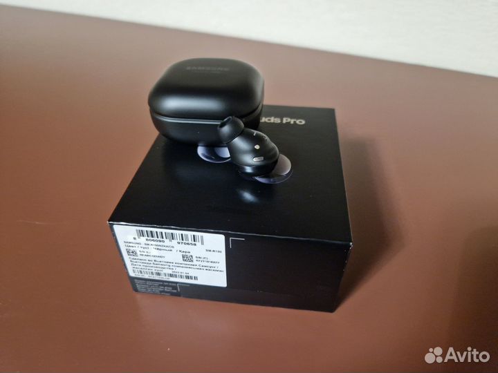 Кейс и левый наушник Galaxy Buds Pro (оригинал)